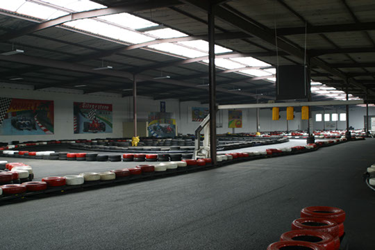 Bahn mit Karts